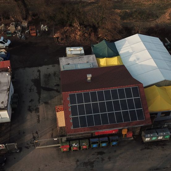 Bild enthält, Outdoors, Aerial View, Architecture, Building, Car, Transportation, Vehicle, Electrical Device