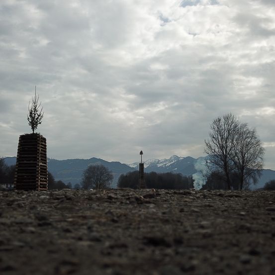 Bild enthält, Gravel, Road, Alloy Wheel, Car, Tire, Soil, Outdoors, Nature, Tower, Weather