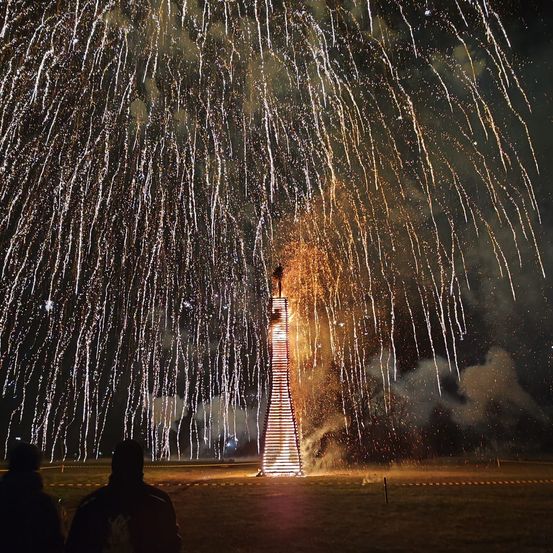 Bild enthält, Fireworks, Nature, Night, Outdoors, Adult, Male, Man, Person, Urban