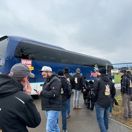 Bild enthält, Jeans, Adult, Male, Man, Person, Jacket, Boarding, Shoe, Bus, Wheel