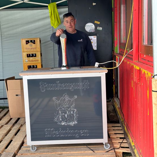 Bild enthält, Adult, Male, Man, Person, Wood, Crowd, Blackboard, Face, Head, Box