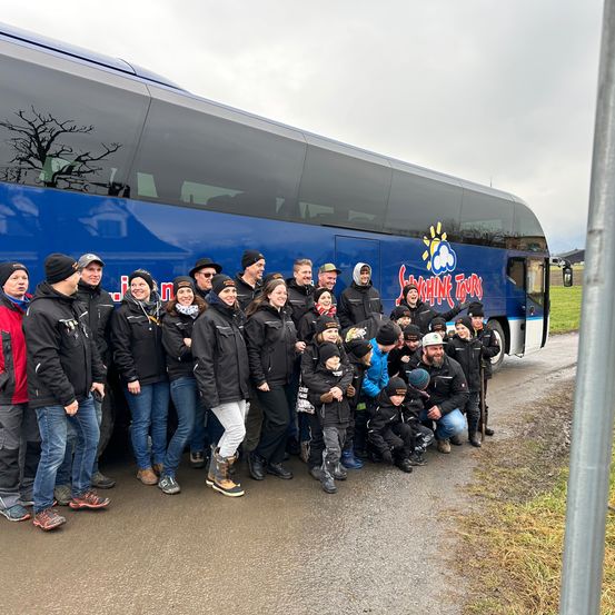 Bild enthält, People, Person, Jacket, Jeans, Adult, Male, Man, Bus, Shoe, Groupshot