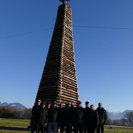 Bild enthält, Grass, Tree, Spire, Person, Monument, Adult, Male, Man, People, Hat