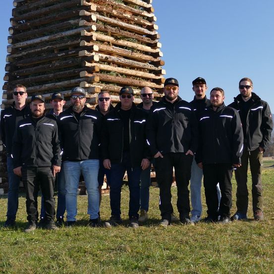 Bild enthält, People, Person, Grass, Pants, Team, Wood, Portrait, Park, T-Shirt, Man