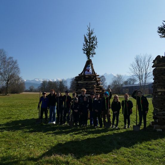 Bild enthält, Grass, Tree, Park, People, Shelter, Fir, Vegetation, Grove, Grassland, Monastery