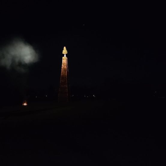 Bild enthält, Architecture, Building, Tower, Nature, Night, Outdoors, Landmark, Beacon