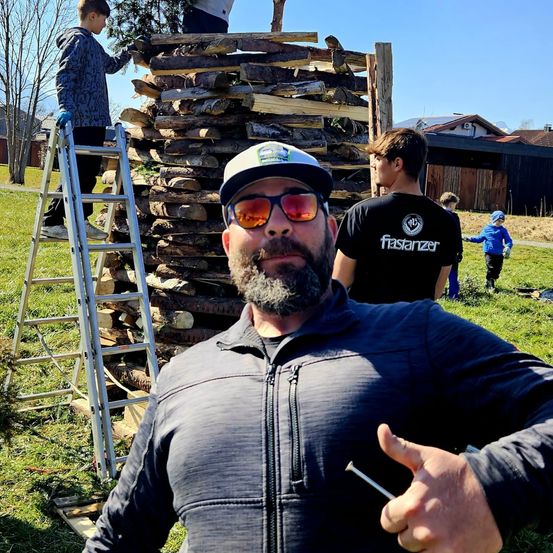 Bild enthält, Photography, Portrait, T-Shirt, Shelter, Tree, Pants, Grass, Glasses, Park, Hat
