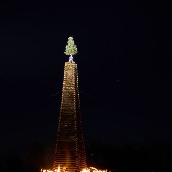 Bild enthält, Architecture, Building, Tower, Nature, Night, Outdoors, Landmark