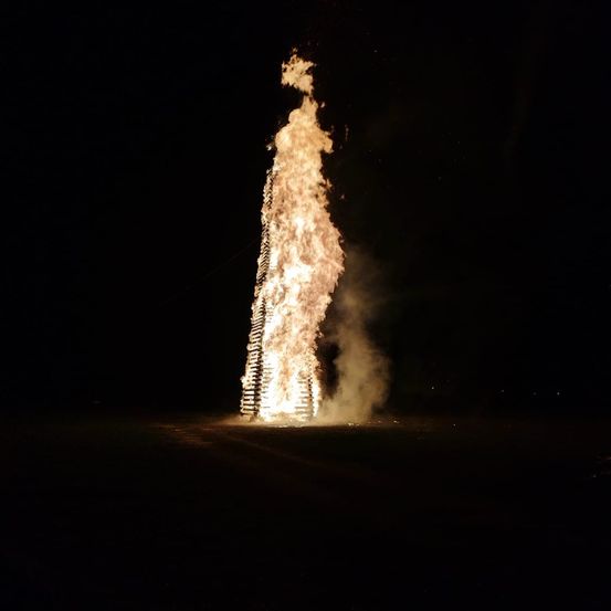 Bild enthält, Nature, Night, Outdoors, Fire, Flame, City, Fireworks