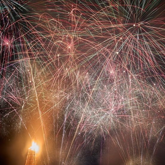 Bild enthält, Fireworks, Nature, Night, Outdoors, Flare, Light