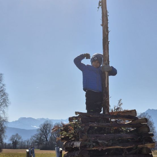 Bild enthält, Photography, Portrait, Tree, Wood, Vegetation, Grass, Rock, Pants, Park, Woodland