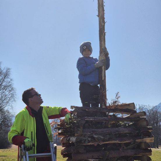 Bild enthält, Photography, Portrait, Grass, Wood, Pants, Park, Tree, Coat, Jacket, Shelter