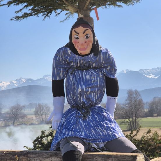 Bild enthält, Person, Sitting, Blouse, Portrait, Tree, Pants, Grass, Adult, Female, Woman