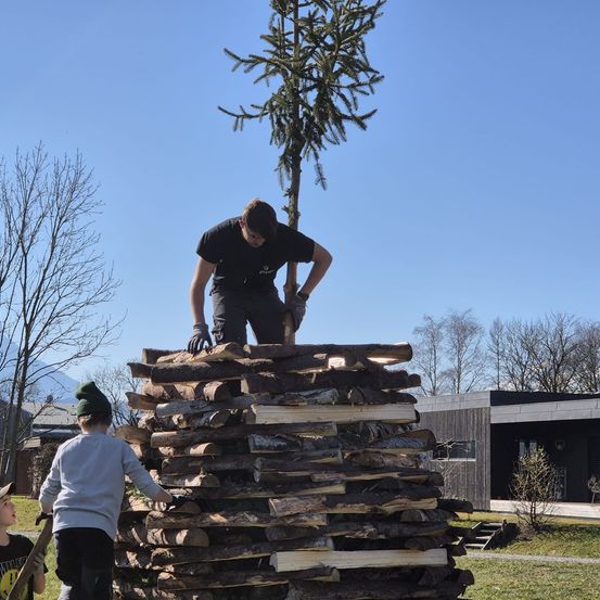 Bild enthält, Wood, Shelter, Tree, Pants, Grass, Boy, Male, Person, Teen, Man