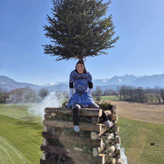 Bild enthält, Tree, Grass, Photography, Portrait, Sitting, Shelter, Pants, Park, Vegetation, Wilderness