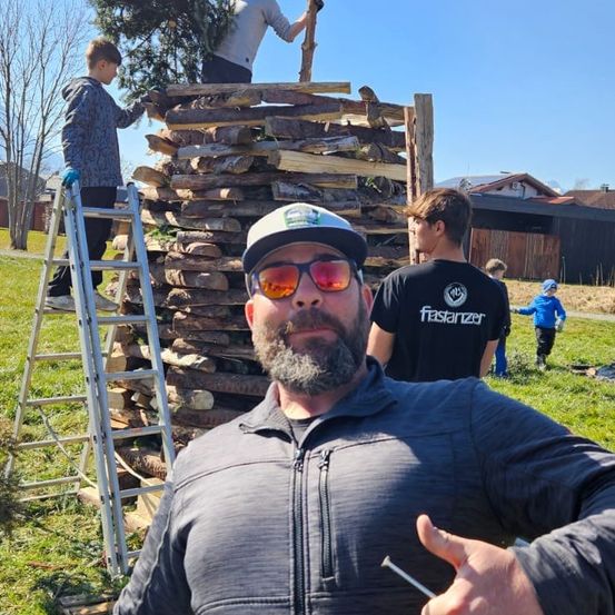 Bild enthält, Photography, Portrait, Grass, T-Shirt, Shelter, Tree, Sunglasses, Pants, Finger, Park