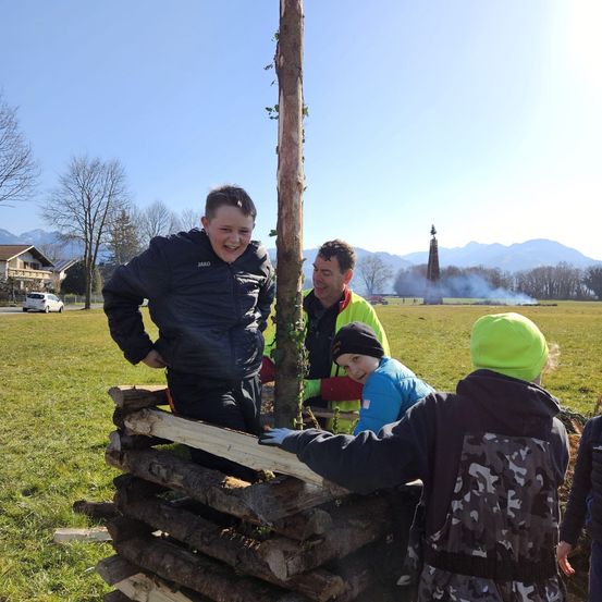 Bild enthält, Grass, Park, Photography, Portrait, Shelter, Coat, Jacket, Wood, Tree, Pants