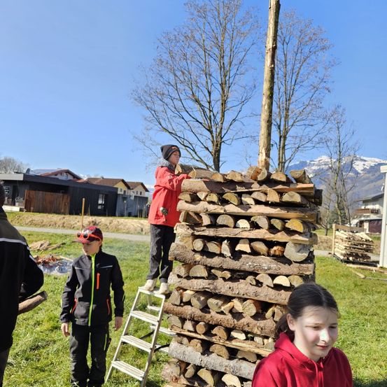 Bild enthält, Wood, Person, Photography, Portrait, Shelter, Grass, Pants, Jacket, Tree, Child