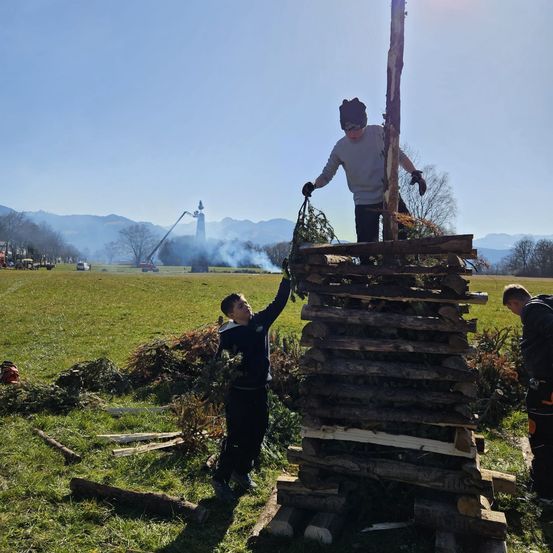 Bild enthält, Grass, Outdoors, Park, Photography, Portrait, Vegetation, Shelter, Rock, Tree, Sky