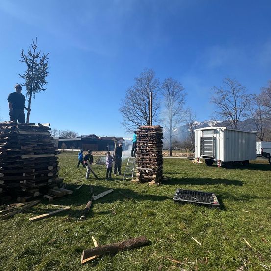 Bild enthält, Building, Outdoors, Shelter, Grass, Plant, Person, Housing, Shoe, Gravestone, House