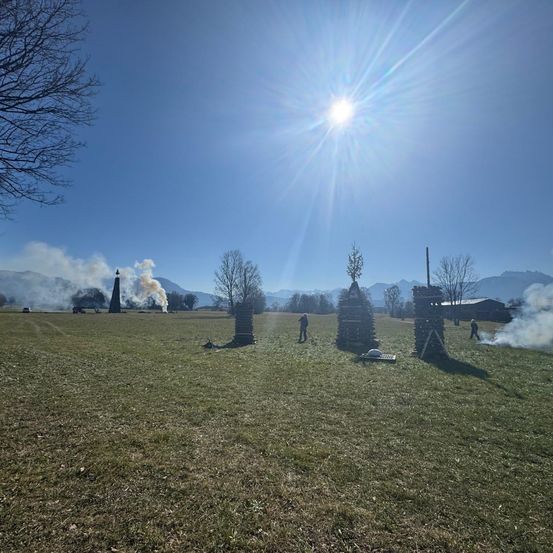 Bild enthält, Person, Nature, Outdoors, Sky, Grass, Plant, Bicycle, Car, Graveyard, Gravestone