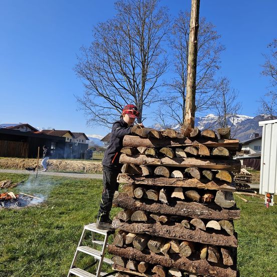 Bild enthält, Wood, Outdoors, Shelter, Grass, Lumber, Tree, Person, Portrait, Nature, Yard