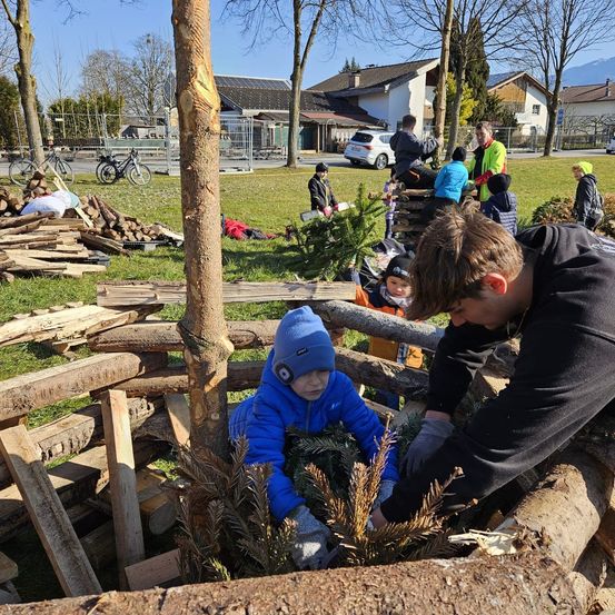 Bild enthält, Wood, Outdoors, Shelter, Tree, Glove, Person, Baby, Nature, Bicycle, Yard