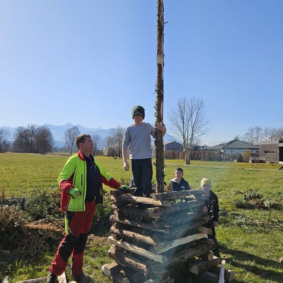 Bild enthält, Grass, Outdoors, Park, Person, Walking, Coat, Shelter, Jacket, Tree, Portrait