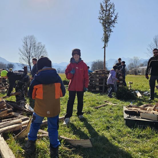 Bild enthält, Pants, Grass, Shelter, Wood, Bag, Boy, Male, Person, Teen, Coat