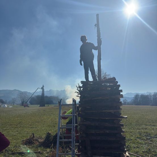 Bild enthält, Photography, Adult, Male, Man, Person, Glove, Outdoors, Nature, Sky, Sun