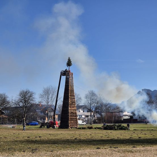 Bild enthält, Smoke, Car, Transportation, Vehicle, Person, Outdoors, Plant, Tree, Nature