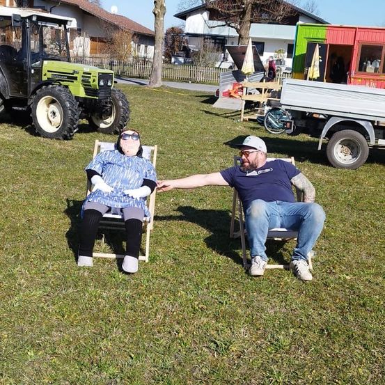 Bild enthält, Grass, Adult, Male, Man, Person, Truck, Wheel, Outdoors, Shoe, Shoving