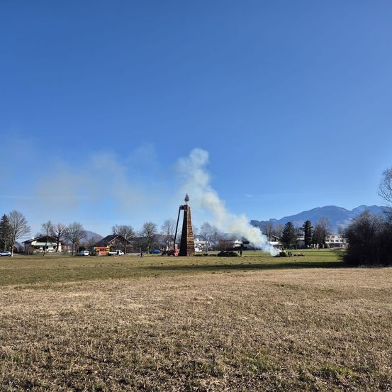 Bild enthält, Grass, Nature, Outdoors, Park, Smoke, Car, Tree, Field, Grassland, Person