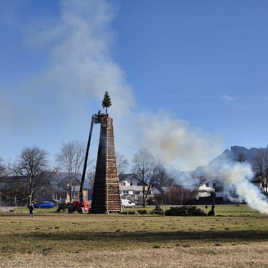 Bild enthält, Smoke, Plant, Tree, Outdoors, Grass, Person, Car, Vehicle, Nature, Park