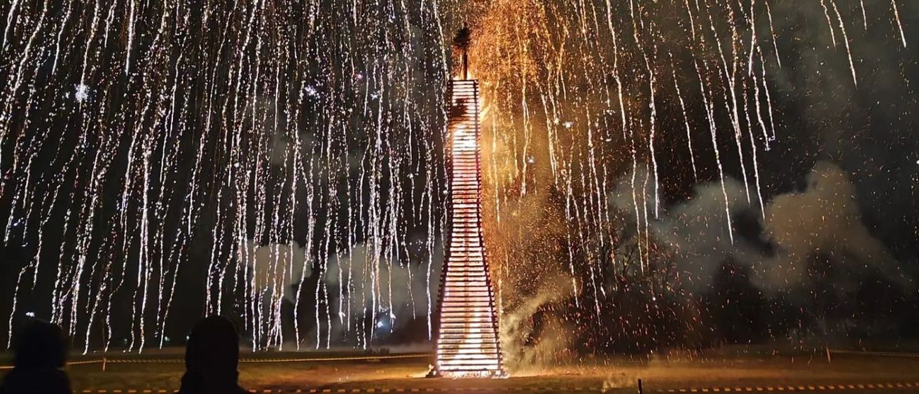 Bild enthält, Adult, Male, Man, Person, Fireworks, Landmark, Architecture, Building, Tower