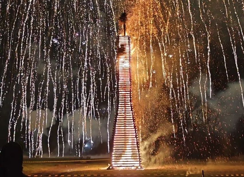 Bild enthält, Adult, Male, Man, Person, Fireworks, Landmark, Architecture, Building, Tower