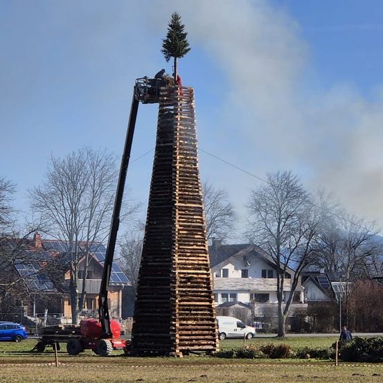 Bild enthält, Smoke, Car, Transportation, Vehicle, Person, Outdoors, Plant, Tree, Nature
