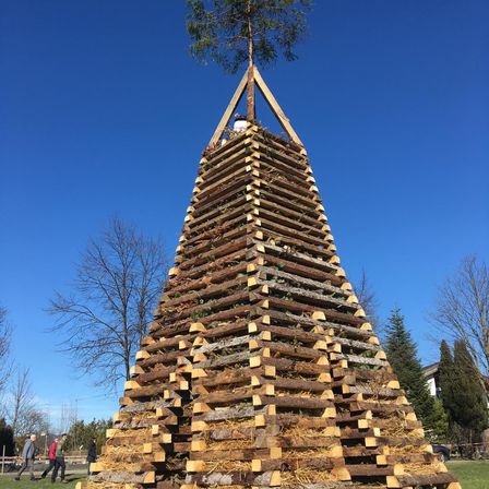 Bild enthält, Wood, Plant, Tree, Building, Outdoors, Shelter, Person, Stained Wood, Tower, Nature