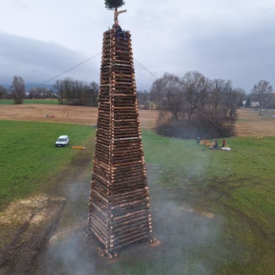 Bild enthält, Car, Vehicle, Tree, Person, City, Outdoors, Grass, Nature, Park, Field
