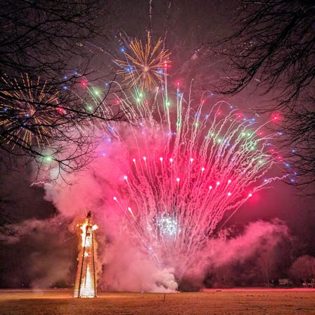 Bild enthält, Fireworks, Flare, Light, Nature, Night, Outdoors, Smoke