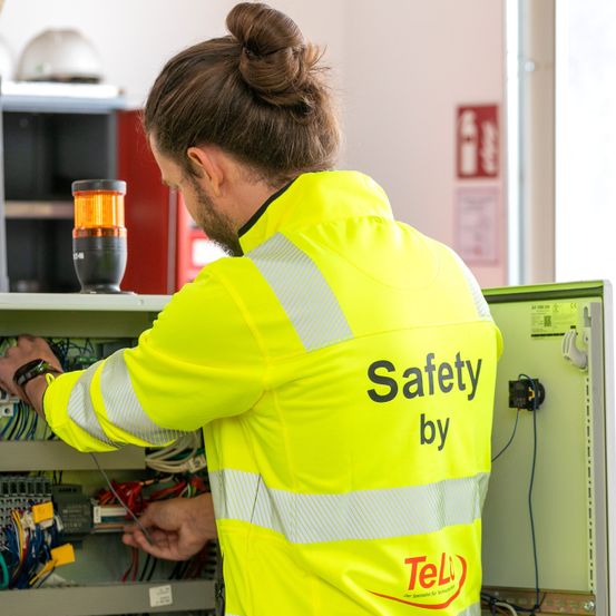 Bild enthält, Person, Worker, Adult, Male, Man, Cleaning, Face, Head, Wristwatch