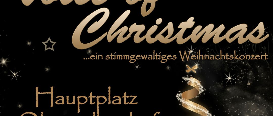 Ein schwarzer Plakatanzeiger kündigt ein Voice of Christmas Konzert am 21. Dezember um 16 Uhr an. Es zeigt einen goldenen Weihnachtsbaum mit Sternen. Der Eintritt ist frei.