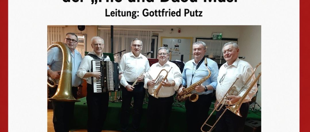 Ein Plakat für eine musikalische Veranstaltung mit einer Band von Männern, die verschiedene Instrumente spielen, darunter Trompeten, Posaunen und Akkordeons. Die Veranstaltung trägt den Titel 'Musikalische Zeitreise mit der 'Hie und Daou Musi' und wird von Gottfried Putz geleitet. Das Datum und die Uhrzeit sind auf Freitag, 18. September 2026, 19 Uhr festgelegt.