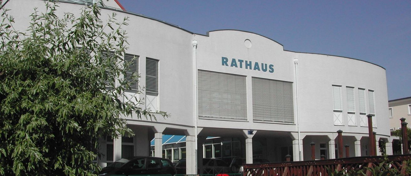 Bild enthält, Building, Office Building, Villa, Car, Shopping Mall, Wheel, Grass