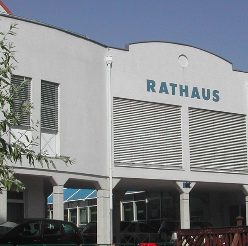 Bild enthält, Building, Office Building, Villa, Car, Shopping Mall, Wheel, Grass