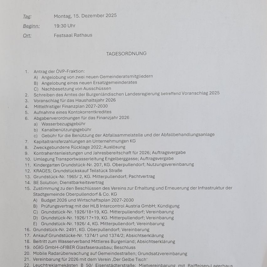 Das Bild zeigt eine Seite mit einer Tagesordnung für Montag, den 15. Dezember 2025, um 19:30 Uhr im Rathaus. Es enthält Punkte wie die Genehmigung eines neuen Gemeinderatsmitglieds, Vorschläge für 2025 und einen Haushaltsplan für 2026-2030.
