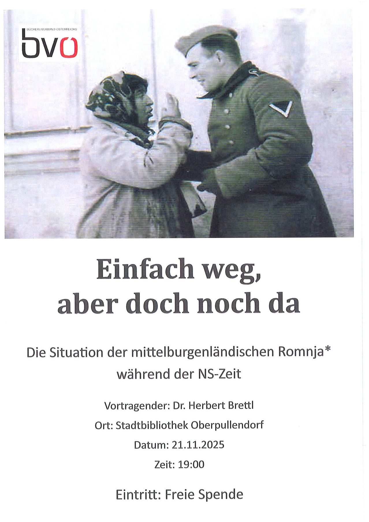 Ein Schwarz-Weiß-Bild zeigt eine Frau und einen Soldaten in Uniformen aus der Nazi-Ära. Die Frau scheint zu sprechen, während der Soldat ein Buch in der Hand hält. Der Text-Overlay lautet 'Einfach weg, aber doch noch da.' Darunter steht 'Die Situation der mittelburgenländischen Romnja während der NS-Zeit.' Der Vortragende ist Dr. Herbert Brettl, und die Veranstaltung findet in der Stadtbibliothek Oberpullendorf am 21. November 2025 statt.