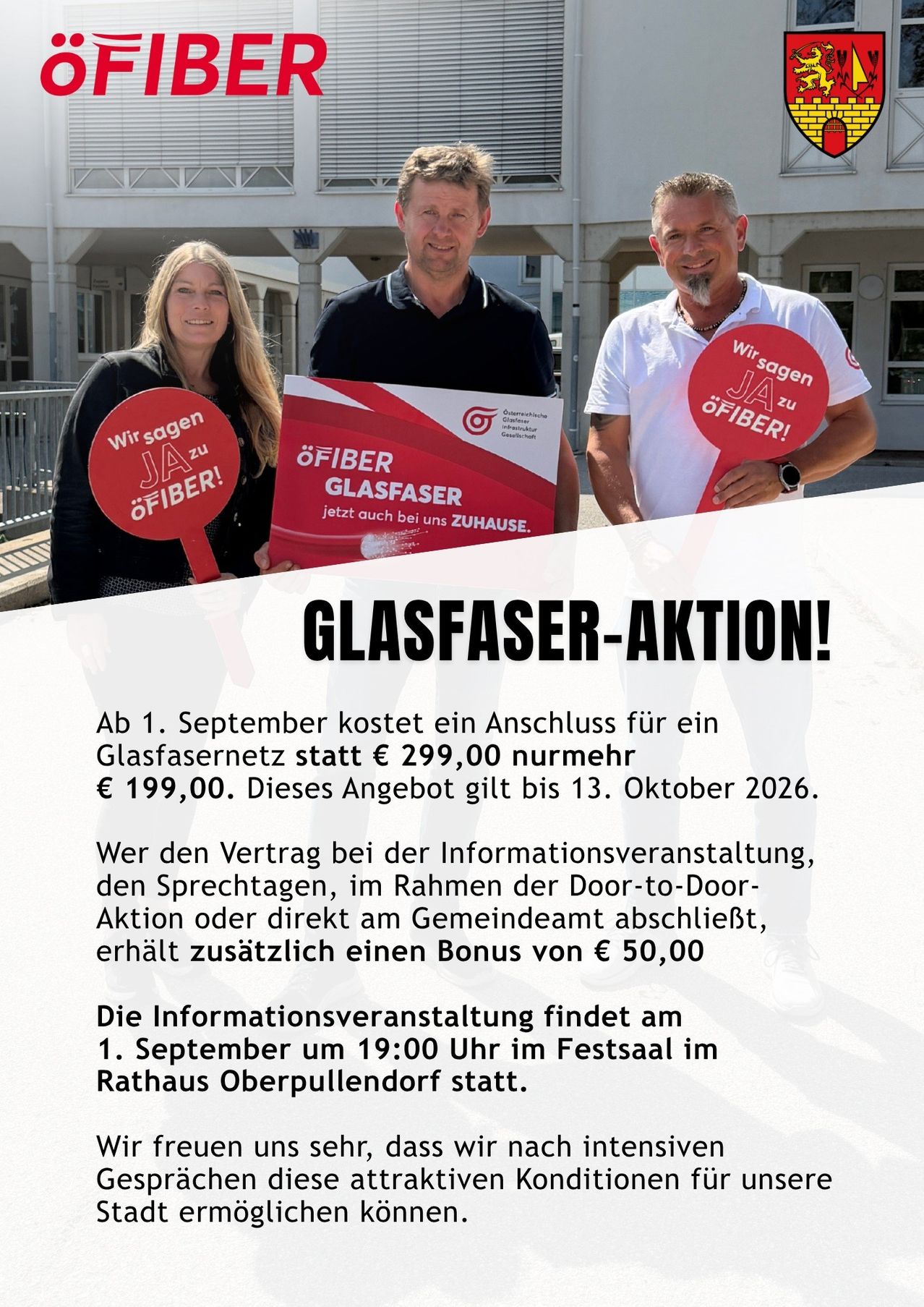 Drei Personen stehen vor einem Gebäude und halten Schilder mit der Aufschrift 'Wir sagen JA zu OFIber'. Der Mann rechts trägt ein weißes Hemd mit einem roten Schild, während der Mann in der Mitte ein Schild mit dem Text 'OFIber GLASFASER jetzt auch bei uns zu Hause' hält. Die Frau links lächelt.