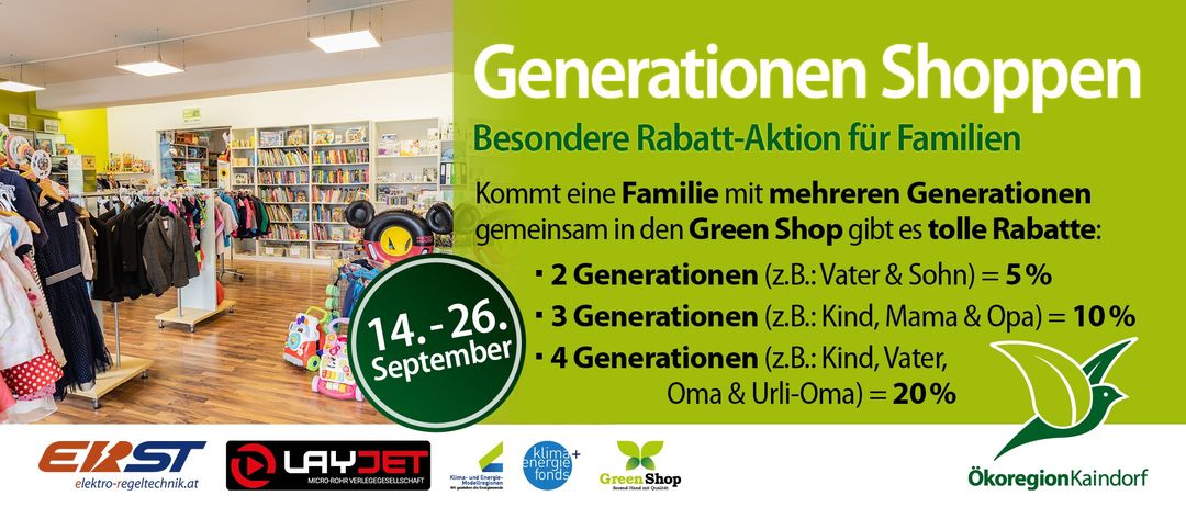 Ein Plakat, das eine besondere Rabatt-Aktion für Familien mit mehreren Generationen im Green Shop vom 14. bis 26. September ankündigt. Es hat einen grünen Hintergrund mit weißem Text und einem Micky-Maus-Ballon.