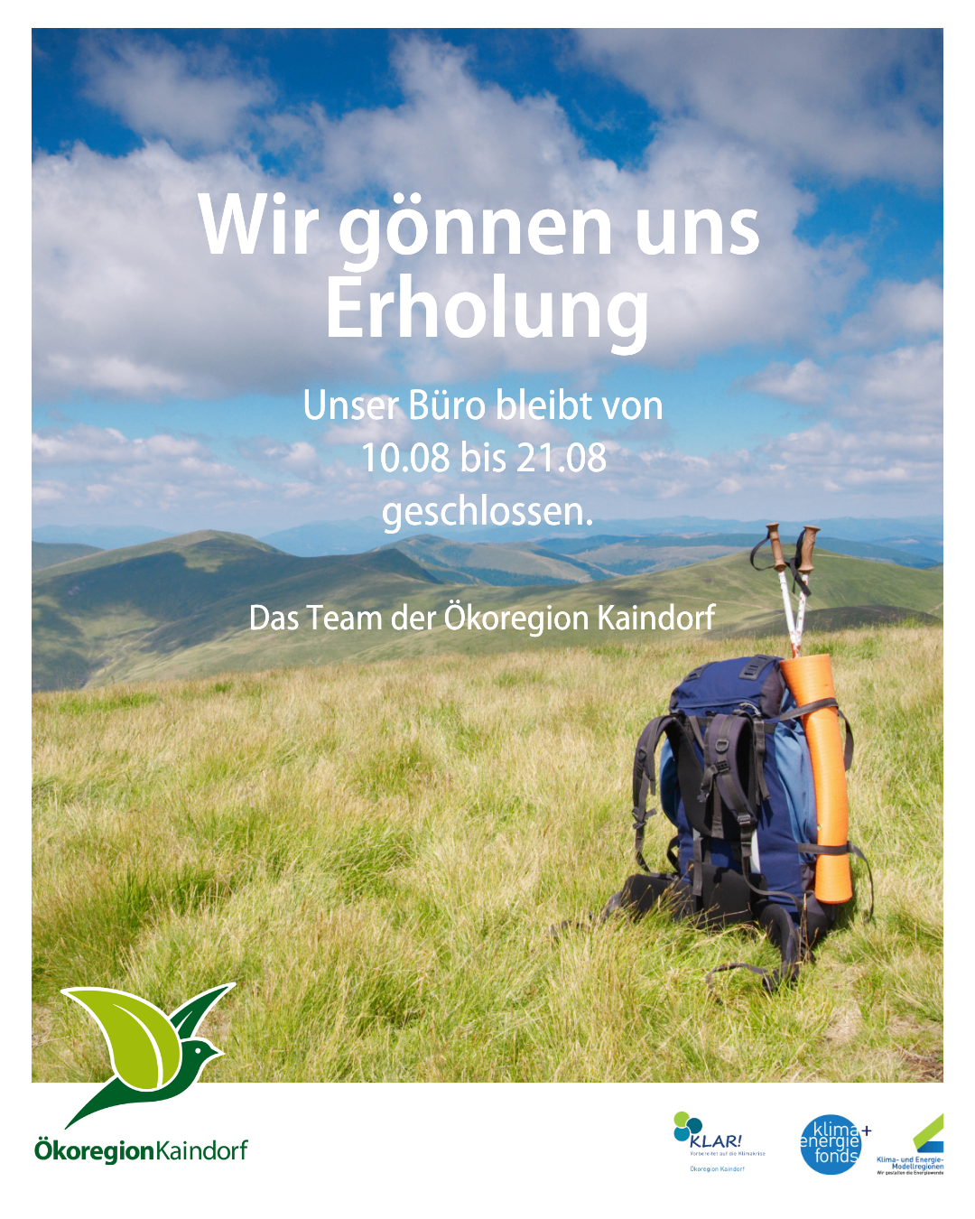 Ein Plakat mit einem Grasfeld und einem Rucksack im Vordergrund. Der Plakattext lautet: 'Wir gönnen uns Erholung. Unser Büro bleibt vom 10.08. bis 21.08. geschlossen.' In der unteren linken Ecke befindet sich ein Logo eines Vogels.